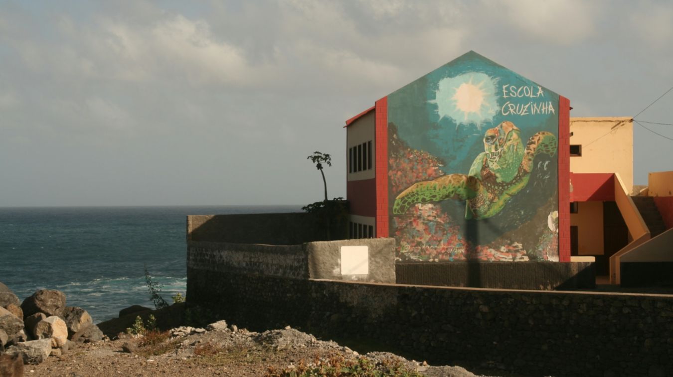 Mural of a sea turtle on a building in Cruzinha